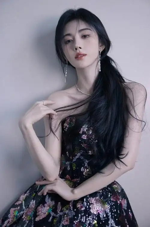 鞠婧祎活动红毯浪漫春日里的漂亮小鞠