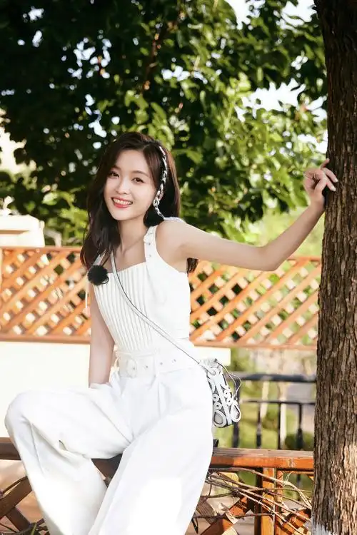 吴宣仪白色系编发写真对镜甜笑灵眸动人