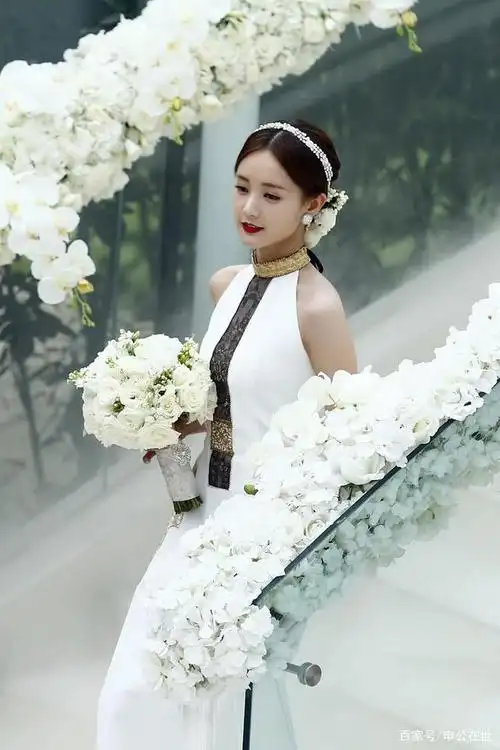 李一桐新娘装惊艳全场,花海之中找到了你