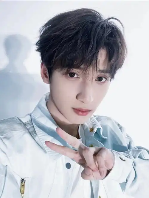 严浩翔高会#有个小男孩自拍眼睛都是带钩子的06