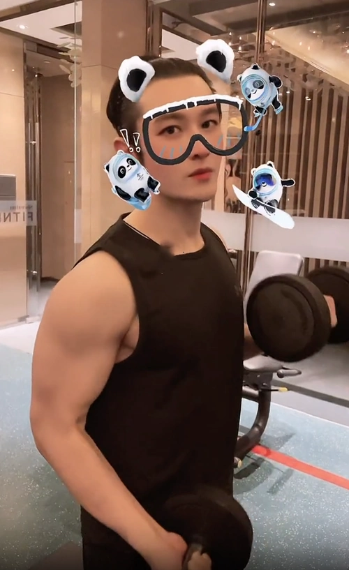 黄晓明离婚后超自律,健身房撸铁秀健硕身材,与蒋欣同框画风可爱