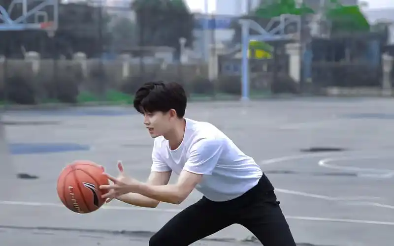 【任嘉伦】打篮球的周生辰教授太帅了!