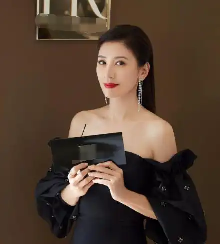 贾静雯短裙太尴尬怕走光只能半坐拿此物遮挡网友太机智