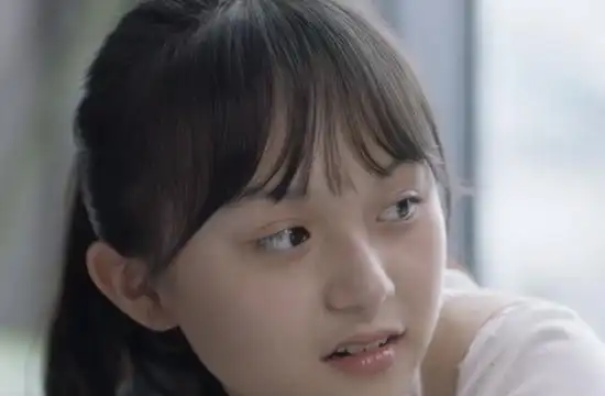 的样子,以及后来叛逆心机排挤米桃的样子,欢欢的表现都非常形象生动