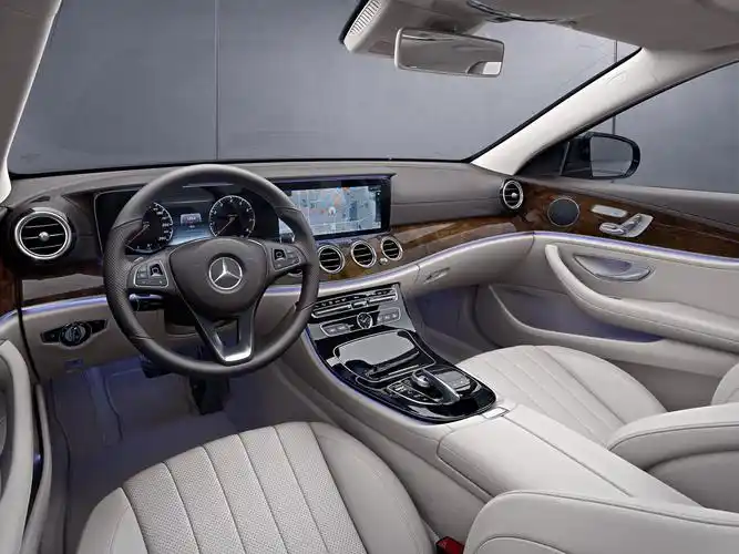 全新梅赛德斯-奔驰长轴距e级轿车内饰凸显豪华品位和气质
