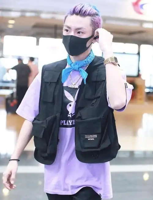 小鬼王琳凯一头紫发亮相机场脖前系蓝邻近个性时尚