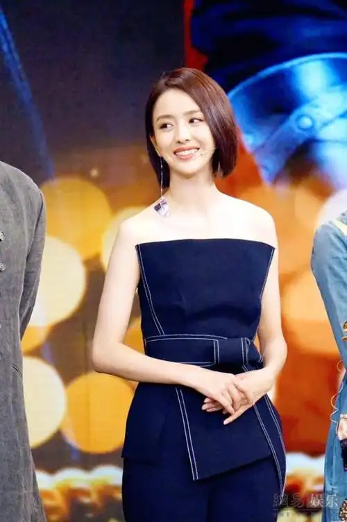 佟丽娅短发显干练小露香肩皮肤白嫩