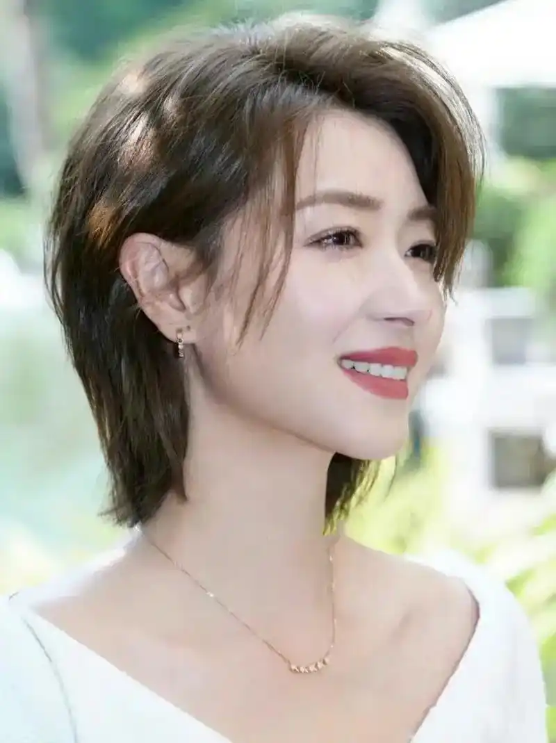 女神万茜短发 精致干练又不失女人味 这款挂耳短发get到你了吗?