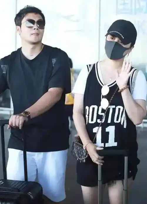 马丽携小11岁老公亮相!穿学生装强行扮嫩太违和,90后老公也发福