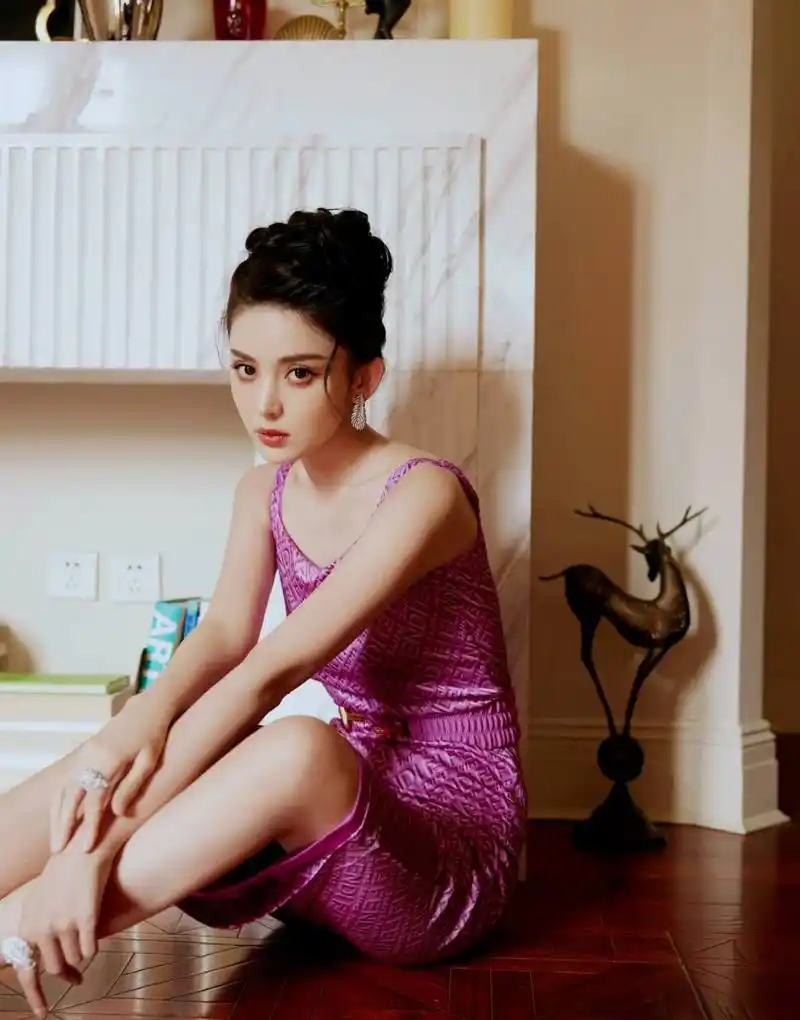 古力娜扎身材迷人,美腿吸睛