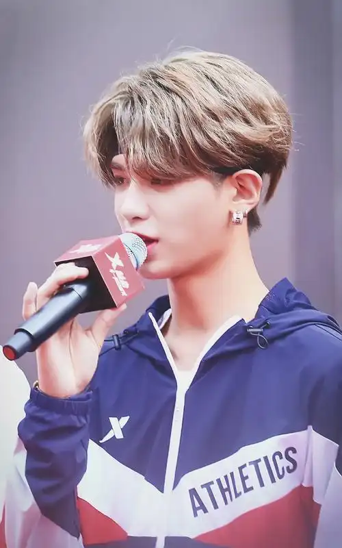 黄明昊帅气图片 黄明昊活动照