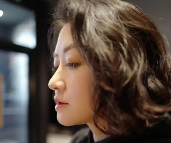 靳东老婆李佳晒好友相聚照素颜现身肤白貌美