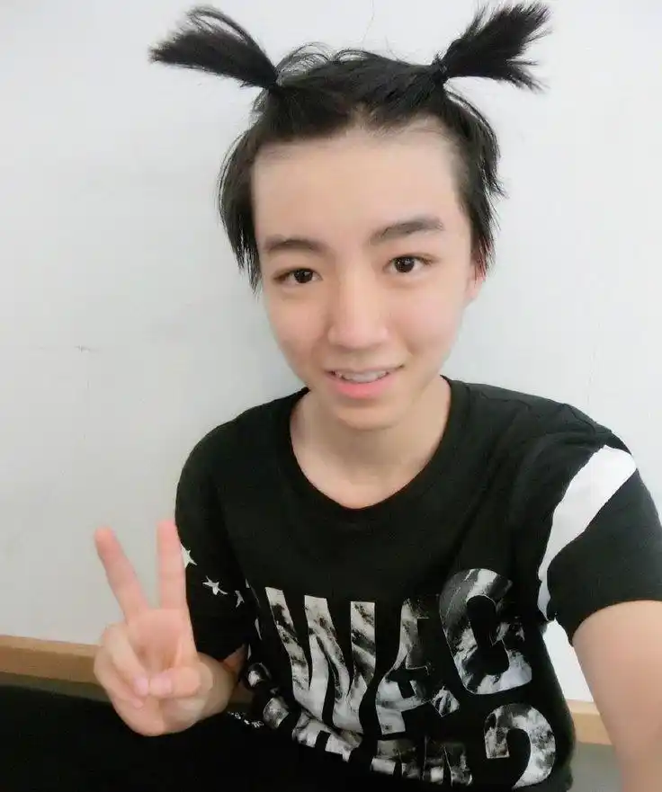 王俊凯扎两个小辫子,酷似小姑娘!