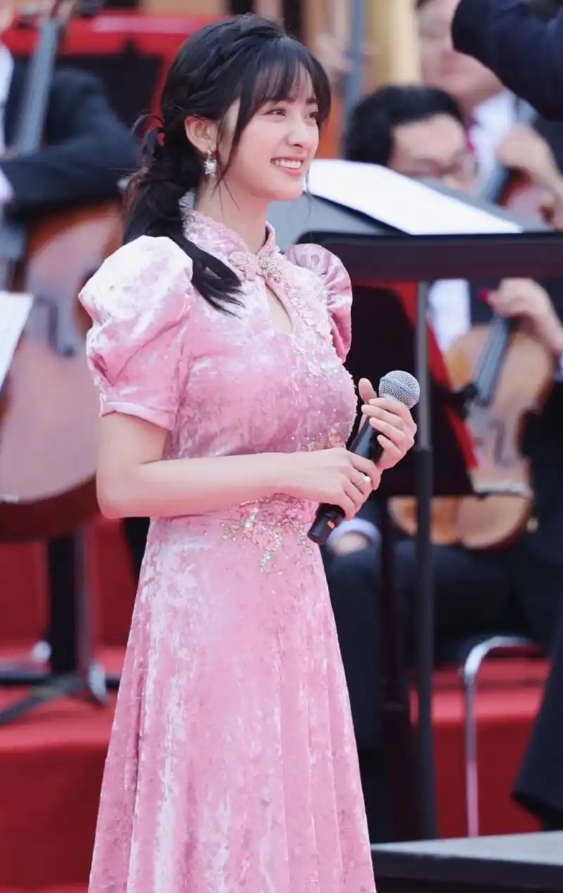 沈月参加演出,粉色泡泡袖礼服有点显胖,材质看起来特别像窗帘,还不如