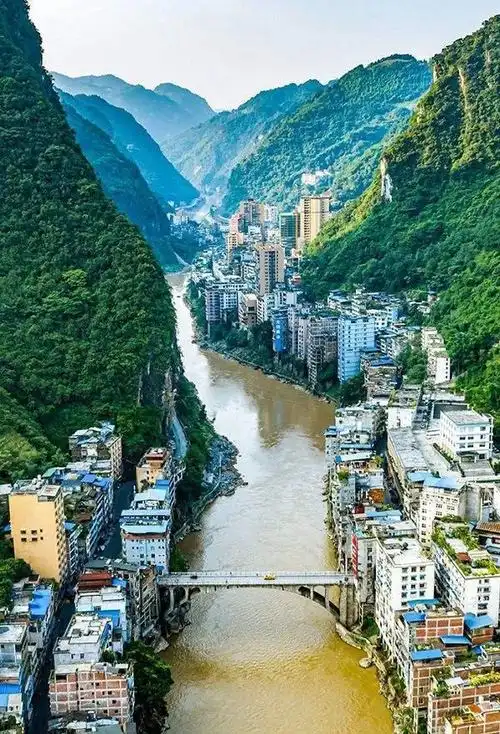 整个县城坐落在河道两岸,被夹在狭窄的峡谷峭壁之间,背靠大山,面朝