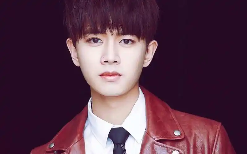 任嘉伦跳舞 简易版混搭 无技巧系列29岁任嘉伦微博近照,何炅7字祝福引