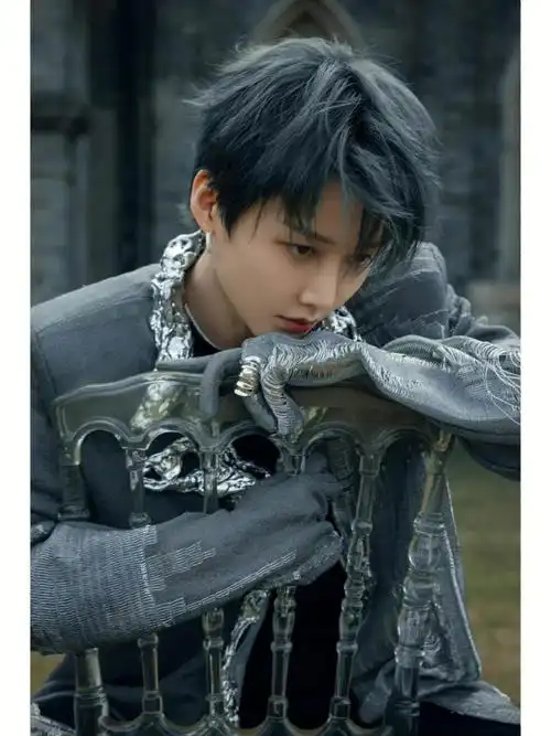 刘雨昕119城堡写真大片贵气十足好帅呀