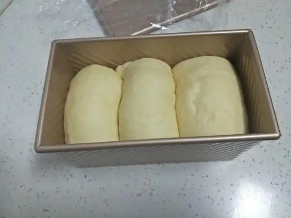 蛋蛋妈咪美食坊做的用烤箱自己做面包--手工牛奶吐司面包