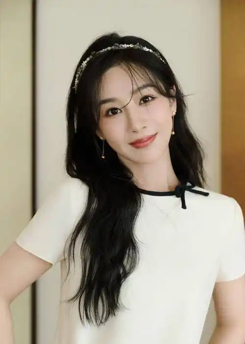 杨紫一袭白裙蔓延无尽温柔_娱乐_气质_照片