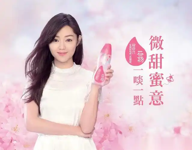 卫诗雅成为屈臣氏花物蜂蜜水最新代言人,在一连三辑的广告片中