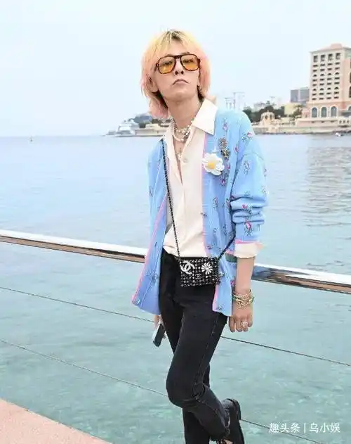 仔细看会发现,权志龙全身上下都是名牌,而且还是女款.