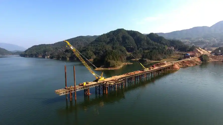 施工中的塘埠跨湖钢栈桥