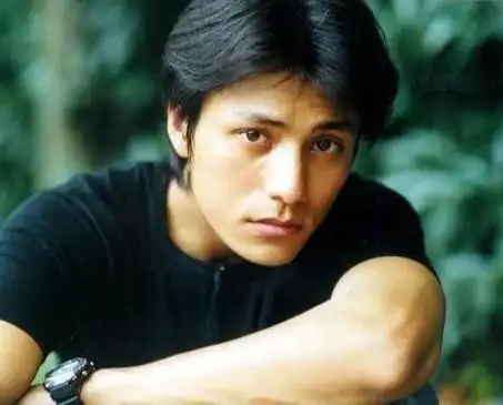 2000年,四年级的陈坤又主演了赵宝刚执导的电视剧《像雾像雨