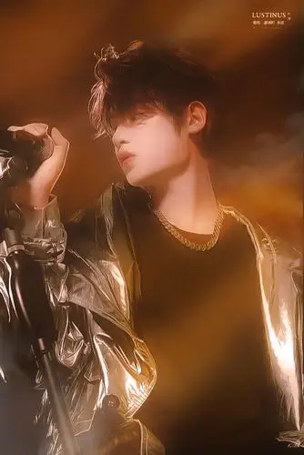 justin黄明昊舞台照cr见logo