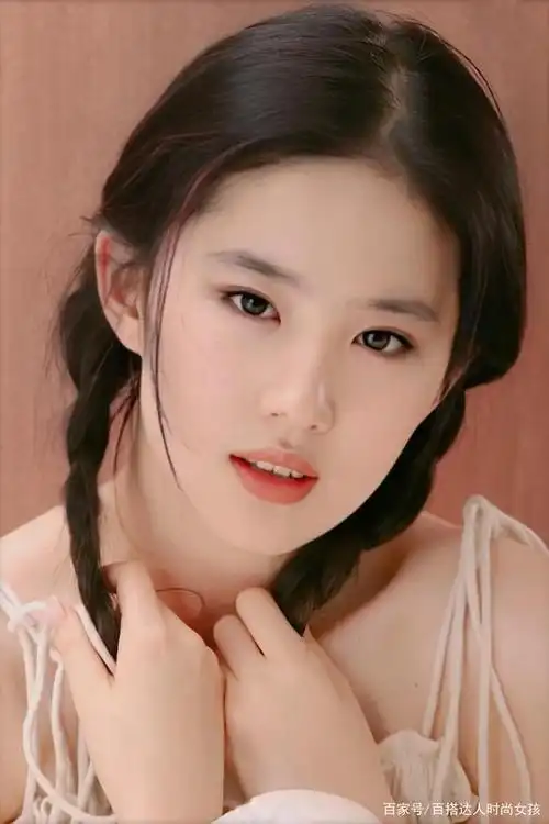 18岁的刘亦菲撞脸易烊千玺?网友纳闷她年轻为何不非主流