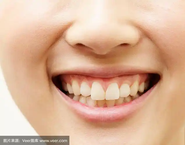 女人露出露齿的微笑
