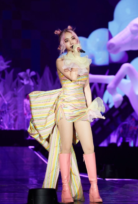 《看我72变》,《舞娘》,《倒带》,《骑士精神》等多首歌