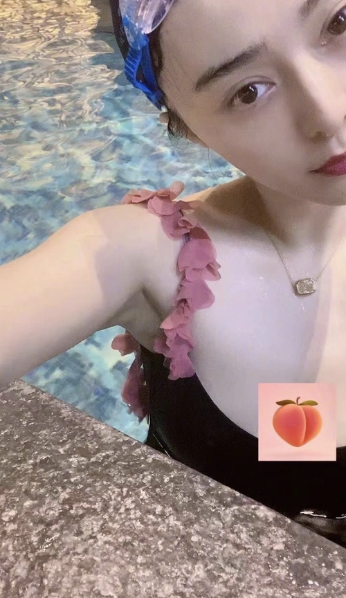 范冰冰晒游泳照歪头自拍显俏皮肌肤白皙水嫩颜值在线