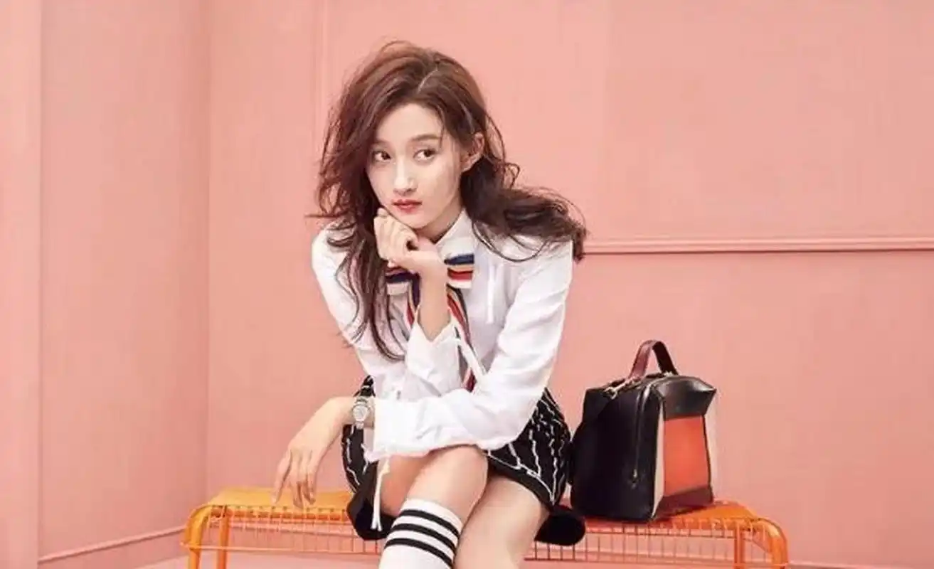 关晓彤代言"卫生巾"广告,内部未修图流出,提臀那一刻被撩了