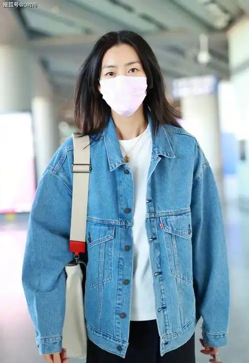 刘雯身穿蓝色牛仔外套搭配黑色半身裙,简约清新