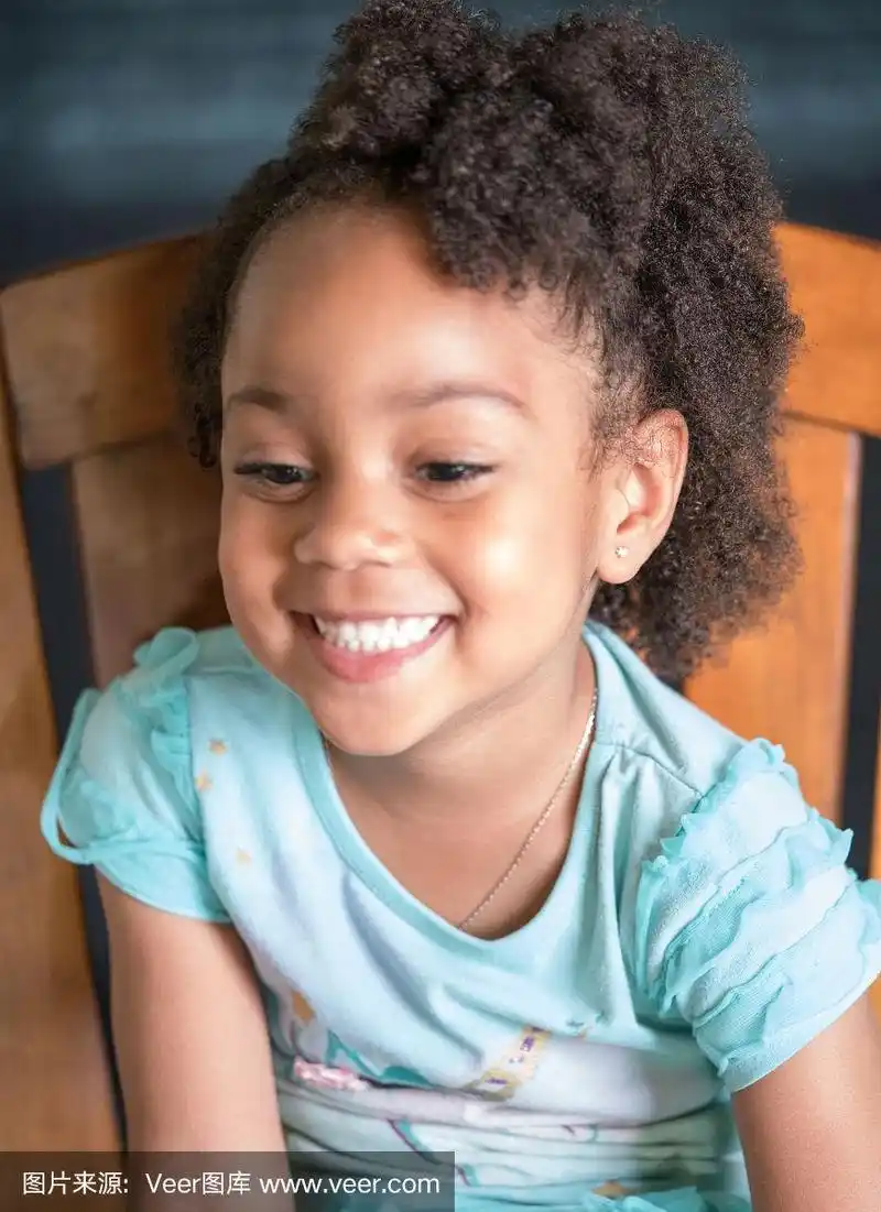 非洲裔美国年轻女孩/孩子,自然的头发和微笑