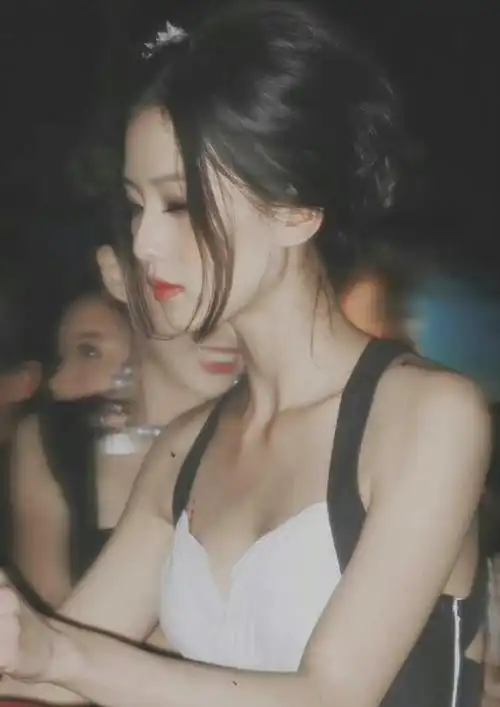 女明星的惊艳瞬间:刘亦菲犹如落入凡间的仙女,热巴好清纯