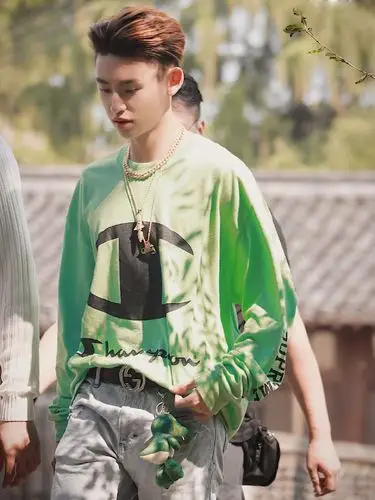 小鬼王琳凯真会玩,绿t恤配绿玩偶,网友:配色还是你厉害!