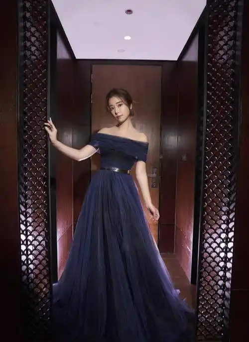 原创林心如是真嫩穿一字肩礼服锁骨明显看着一点不显老