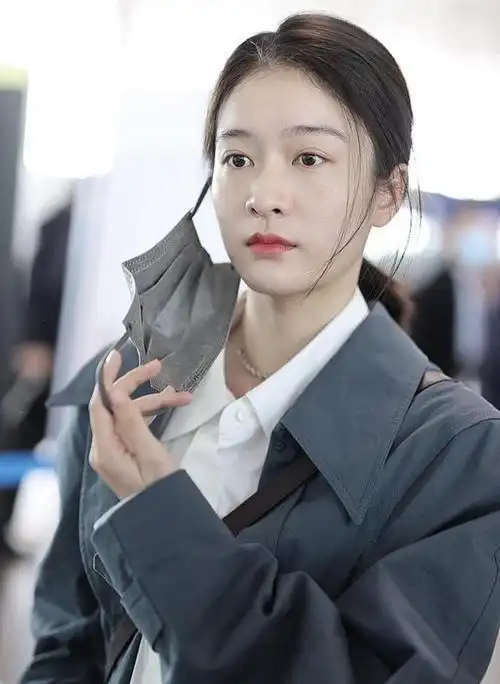 组图张雪迎素颜亮相肌肤细腻雪白轻绑马尾随性自然