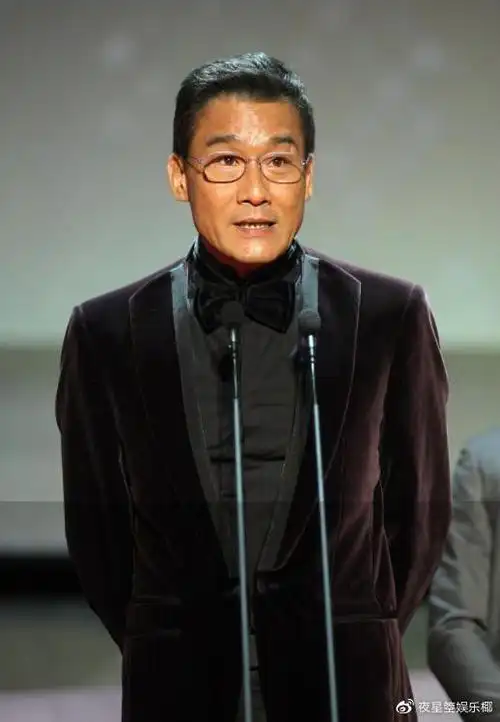 影帝梁家辉为拍戏疯狂减重,63岁身材消瘦惹人心疼,穷困时摆地摊