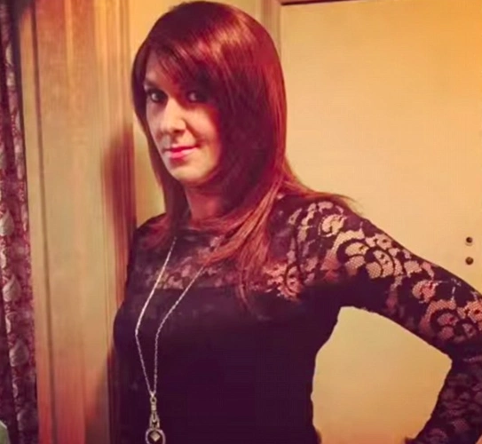 男子男扮女装性感妩媚邀约无数