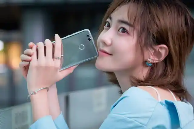 七夕节撩妹利器 华为nova 2 plus魔镜版美女街拍_手机搜狐网