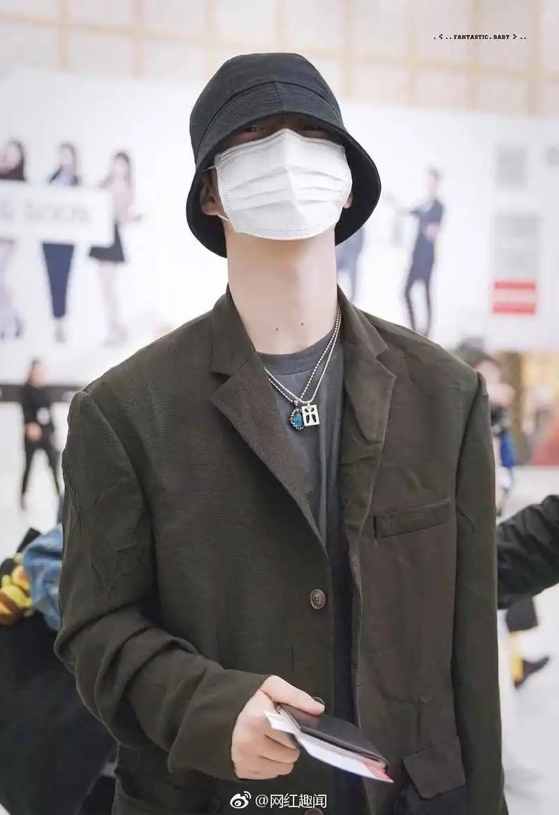 范丞丞这脖子是真实存在的吗?这也太太长了吧.