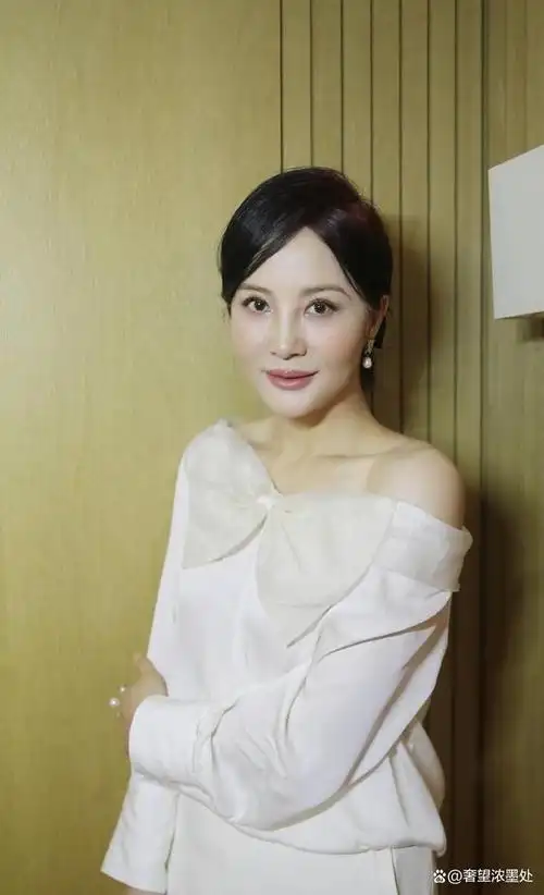 无论是在优雅的写真还是动感的广告代言中,陶虹都能完美地诠释每一个