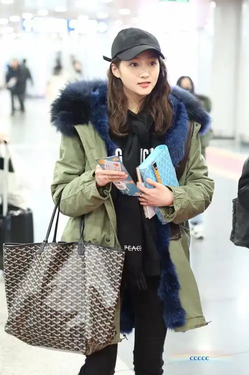 关晓彤穿着保暖现身机场肤白貌美,网友:真的好瘦别减了