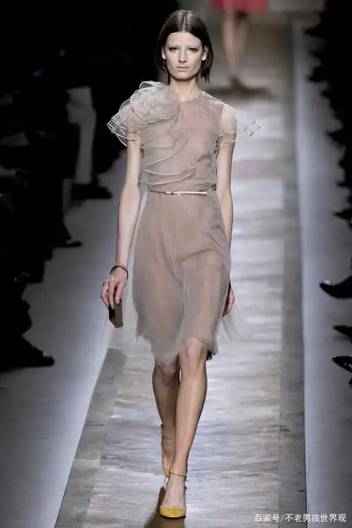 薄纱上拼贴刺绣蕾丝的设计展现出valentino不可思议的高级定制工艺