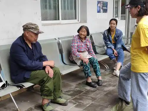 青春暖夕阳川农学子走进敬老院慰问老人