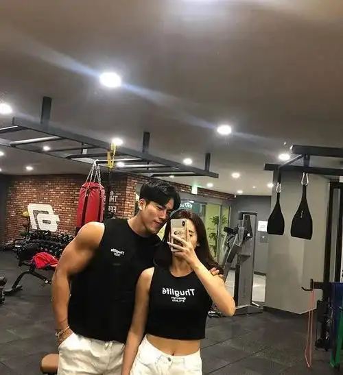 韩国高颜值健身情侣边fit边创业打造好身材的同时收获事业