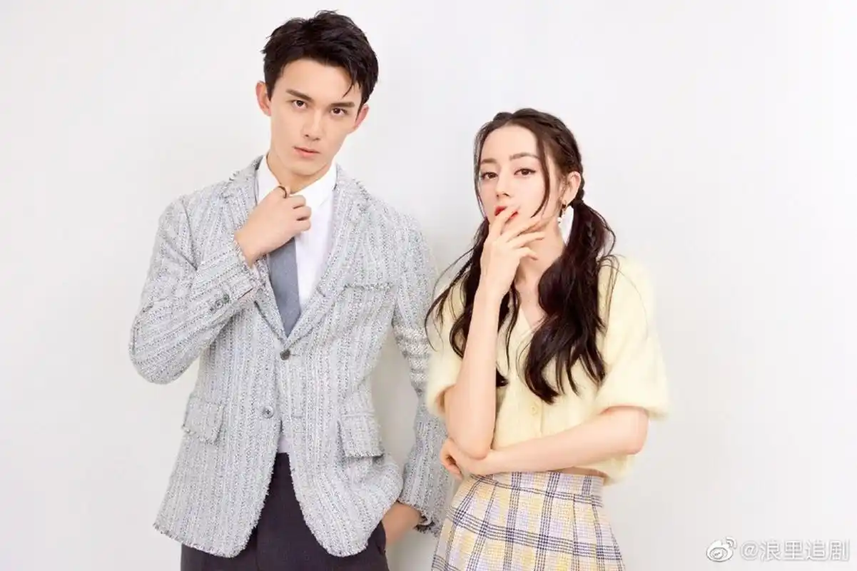 5月13日,迪丽热巴吴磊合体拍的一组现代装写真曝光,照片中两人对视,搭