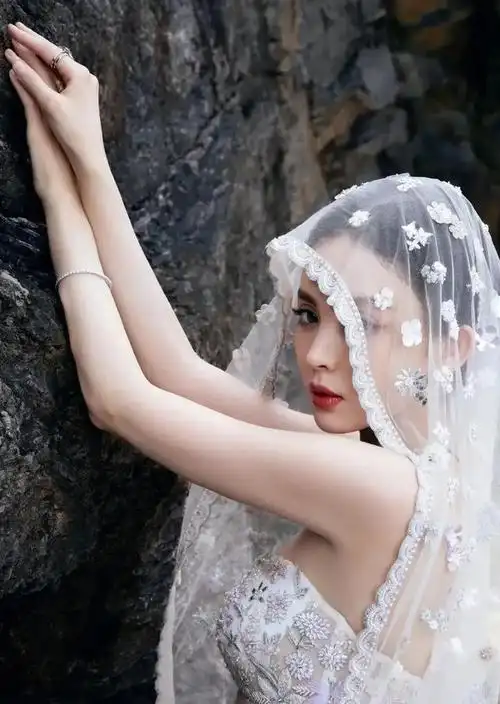 古力娜扎身着婚纱参加活动,令人惊艳,她无疑是一位绝色美女,想必她嫁